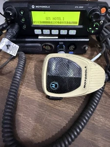 Motorola XTL 2500 Two Way Radio 700/800MHZ W/RADIO HEAD & MIC COMBO M21URM9PW1AN - Picture 1 of 7