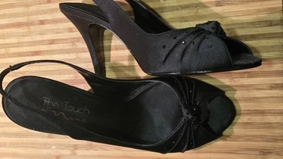 Tacones The Touch Of Nina negros con puntera abierta con pedrería talla 7 en muy buena condición Foto 1 de 4