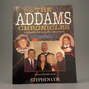 ADDAMS CHRONICLES: EIN GANZ AUSSEHENDER BLICK AUF DIE ADDAMS von Stephen Cox WIE NEU - Bild 1 von 5
