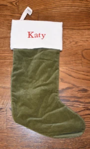 Pottery Barn klassischer Samtstrumpf grün Monogramm Katy NEU Neu mit Etikett Medium - Bild 1 von 3