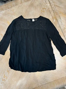 Old Navy Black Round Neck Lace 3/4 Sleeves Small Petite Armpit To Armpit 21” - Picture 1 of 5