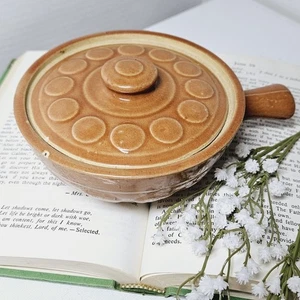 Vintage USA Stoneware Lidded Pottery Soup Chili Bean Crock Terracotta Medallion - Picture 1 of 11