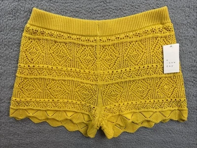 Pantalones cortos estilo ganchillo de tiro alto amarillo mediano A New Day para mujer Foto 1 de 4