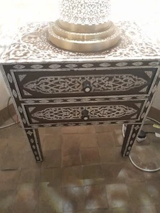 Mesa auxiliar marroquí de dos cajones de resina y madera W50 x D34 x H57 - Imagen 1 de 1