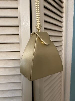 Elegante bolso de noche de satén dorado Carlo Fellini con asa de cuerda. Foto 1 de 4