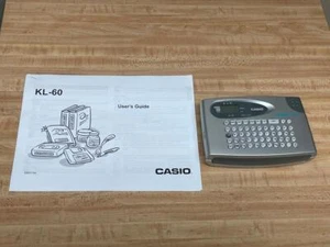 FABRICANTE DE ETIQUETAS PORTÁTIL CASIO MODELO KL-60, PLATA, MANUAL, BATERÍAS, CINTA #2 - Imagen 1 de 1