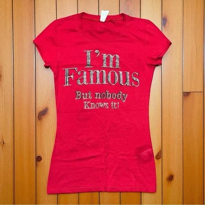 Camiseta gráfica roja reservada | "Soy famosa pero nadie lo sabe" | Talla pequeña Foto 1 de 4