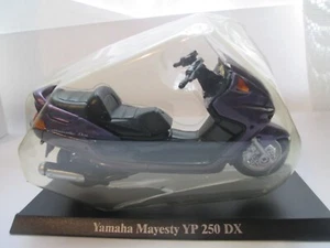 YAMAHA MAYESTY YP250DX 1-18 SCALE MOTORCYCLE MODEL - Picture 1 of 1