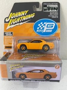 Johnny Lightning 2014 Dodge Challenger SRT8 orange schwarze Streifen mit Blechaufbewahrung. - Bild 1 von 8