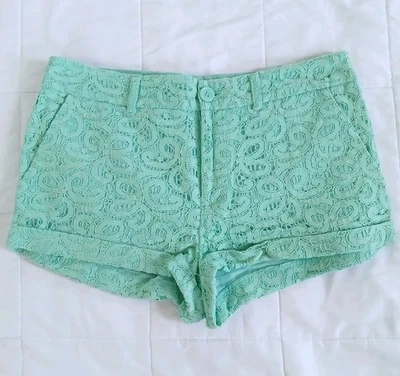 Pantalones cortos con puños de encaje verde menta Forever 21 para mujer talla pequeña  Foto 1 de 3