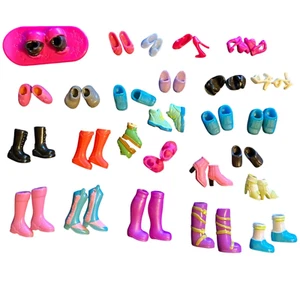 Lotto 26 paia di scarpe in gomma vintage Polly Pocket più skateboard - Foto 1 di 3