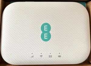 EE Mini Hub 4G Mobile Broadband Wi-Fi Portable Router - Photo 1/4