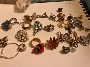 VINTAGE ESTATE lot of siingle earrings - Picture 1 of 4