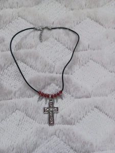 Collana cordino stile Y2K anni 2000 90 tono argento e perle rosse ciondolo croce marrone - Foto 1 di 6