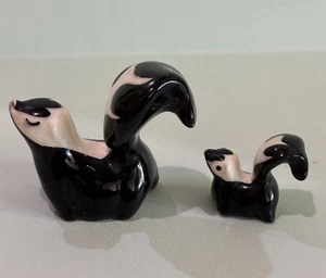 Süße Stinktier Miniatur Figur - Mama & Baby Porzellan Tier Sammlung Display - Bild 1 von 8