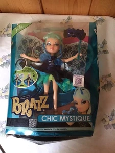 Brandneu (VERBEULTE BESCHÄDIGTE BOX) Bratz Puppe Chic Mystique JADE Pfau - Bild 1 von 9