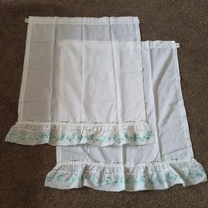 Par de cortinas blancas semi transparentes bordadas con volantes florales verdes hechas a mano vintage - Imagen 1 de 4