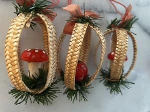 Lotto ornamenti scandinavi svedesi vintage fatti a mano paglia intrecciata a fungo Svezia - Foto 1 di 4
