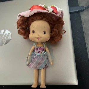 Strawberry Shortcake Mini Puppe mit Hut und Kleid - Bild 1 von 2