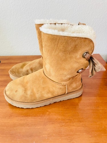 Stivali invernali Ugg personalizzabili Bailey fiocco corto marrone castagno scamosciato shearling taglia 8