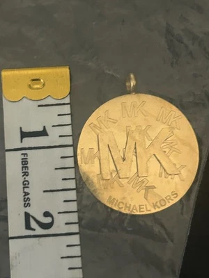 MICHAEL KORS Colgante Tono Dorado Logo MK  Foto 1 de 3