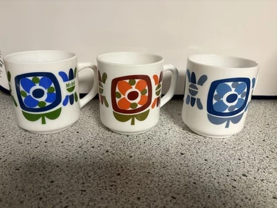 Ensemble de 3 Mugs / tasses publicitaires en Arcopal vintage modèle Mobil - Photo 1/4