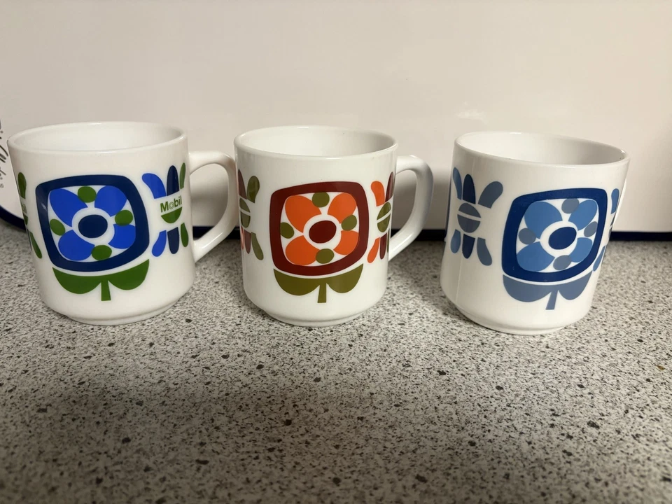 Ensemble de 3 Mugs / tasses publicitaires en Arcopal vintage modèle Mobil - Photo 1/4