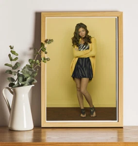 Modern Family Sarah Hyland : 12"x8" Professional Photo - Picture 1 of 2