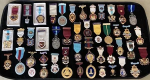FANTASTIC COLLECTION OF MASONIC JEWELS.MANY VINTAGE INCLUDED. - Foto 1 di 4