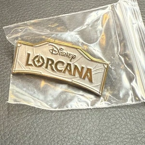 DISNEY LORCANA INTO THE INKLANDS LOGO BLANCO PIN ORGANIZADO PLAY LEAGUE LOGO NUEVO - Imagen 1 de 2