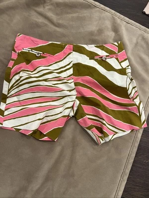 Trina Turk Corbin 2 shorts con estampado geométrico rosa, verde oliva y blanco. Foto 1 de 4