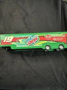 Remolque para carros Casey Atwood Mountain Dew escala 1:64 - Imagen 1 de 13