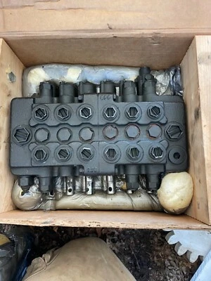 Válvula Bobcat parte # 6 685 439 nueva en caja abierta  Foto 1 de 2