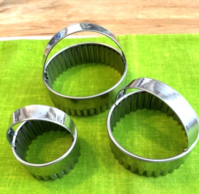 Set 3 Pastry Cutters Biscuit, Pie Crust, Cookies 3", 2.5" & 1.5" Diameter - Image 1 of 4