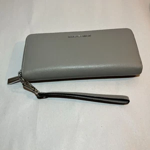 Michal Kors Wristlet Wallet Excellent Condition Large Card Capacity Travel - Picture 1 of 17