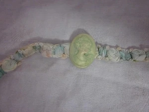 Gargantilla camafeo victoriana de encaje rosa amarillo pintado a mano - Imagen 1 de 4