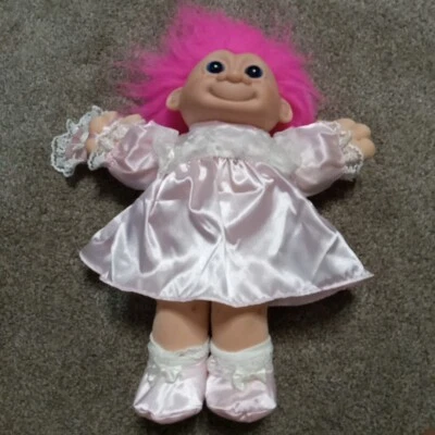 Muñecas Russ Troll de Peluche Vintage 12 pulgadas Pelo Rosa con Vestido Rosa y Ojos Azules  Foto 1 de 3