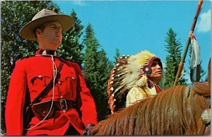 Postal de CANADÁ Real Policía Montada Canadiense a Caballo, con "Jefe Indio" - Imagen 1 de 2