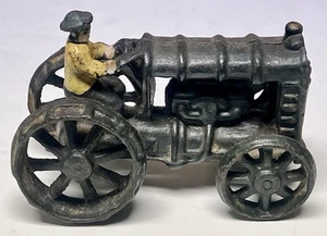 ANTIGUO TRACTOR AGRÍCOLA DE HIERRO FUNDIDO DE 6" con VEHÍCULO DE JUGUETE DE COLECCIÓN CONDUCTOR AGRICULTOR - Imagen 1 de 5