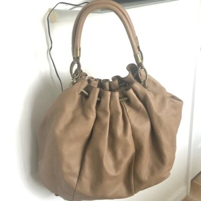 Bolso de hombro grande de cuero marrón camel Abro Foto 1 de 4