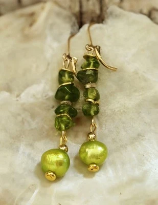Brincos longos folheados a ouro genuíno verde Arizona peridoto e pérola barroca verde - Imagem 1 de 4
