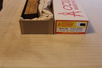 HO Scale Accurail, 40' Box Car, Rock Island, Yellow, #67547 Weathered - 4844 - Image 1 of 3