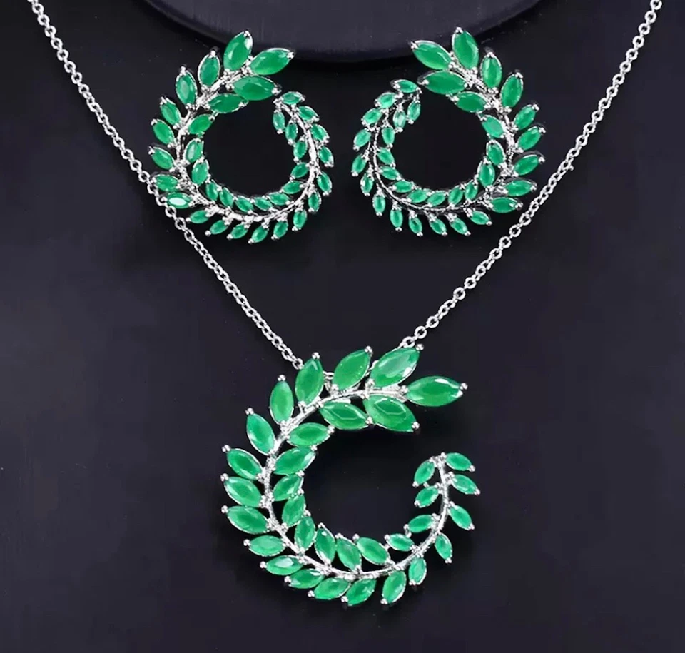 Juego de aretes collar enchapados en oro blanco de 18 quilates hechos con piedra verde cristal de Swarovski Foto 1 de 4