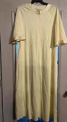 Abrigo de casa vintage JCPenney con cremallera amarillo talla L años 70’s Foto 1 de 4