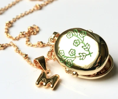 Personalisiertes Medaillon Initial mit Blüten individuelles Geschenk für Frauen - Bild 1 von 4