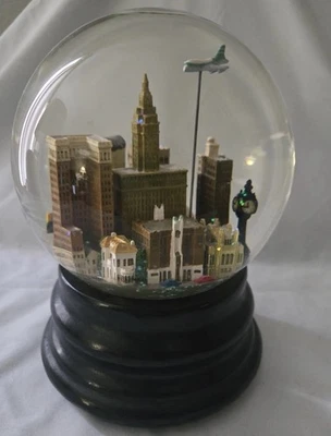 Globo de nieve musical vintage Saks Fifth Avenue Tulsa Oklahoma 2002 Foto 1 de 4