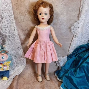 Bambola vintage anni 50 Mary Hoyer 14" plastica dura originale etichettata vestito rosa - Foto 1 di 15