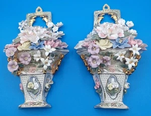 Antiker Dresdner Porzellan Capodimonte Stil 3D Blumenkorb Wanddeko 2er Set - Bild 1 von 15
