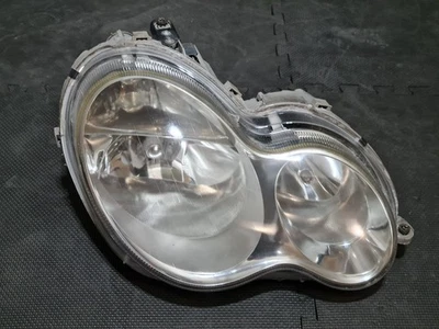 Faro lateral derecho pasajero Mercedes-Benz Clase C 2005 a 2007 OEM Q5202 DW Foto 1 de 4