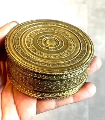 Boite ronde en bronze doré signée  Jollet &cie à Paris  . - Photo 1/4